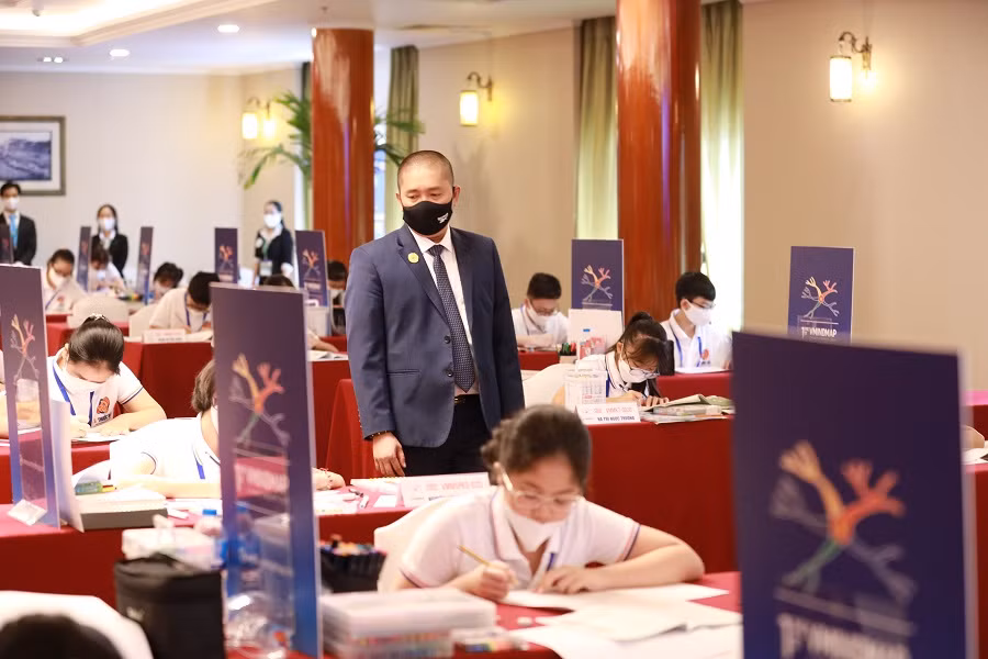 Ban giám khảo đi kiểm tra các thí sinh dự thi tại vòng chung kết.