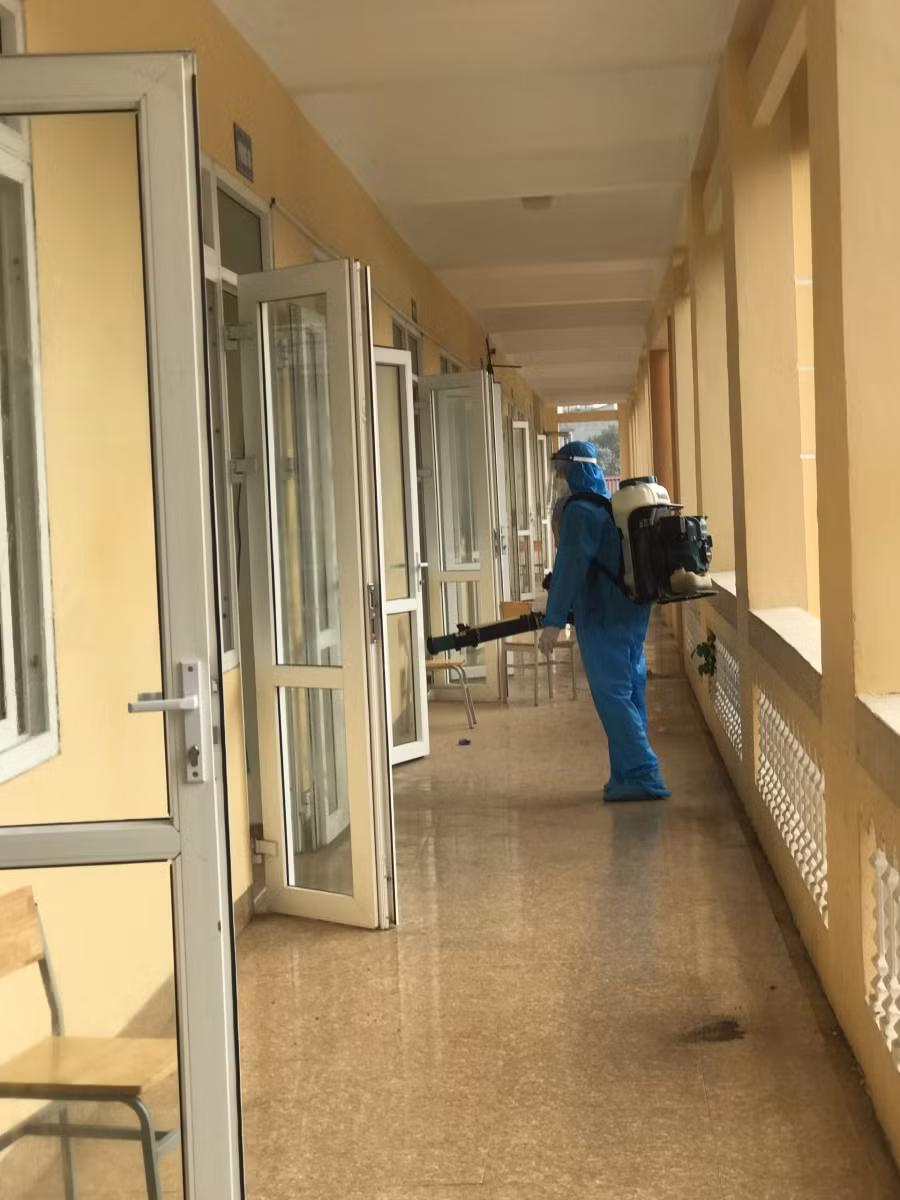 Hành lang, cửa các lớp học cũng được phun khử khuẩn theo quy định.