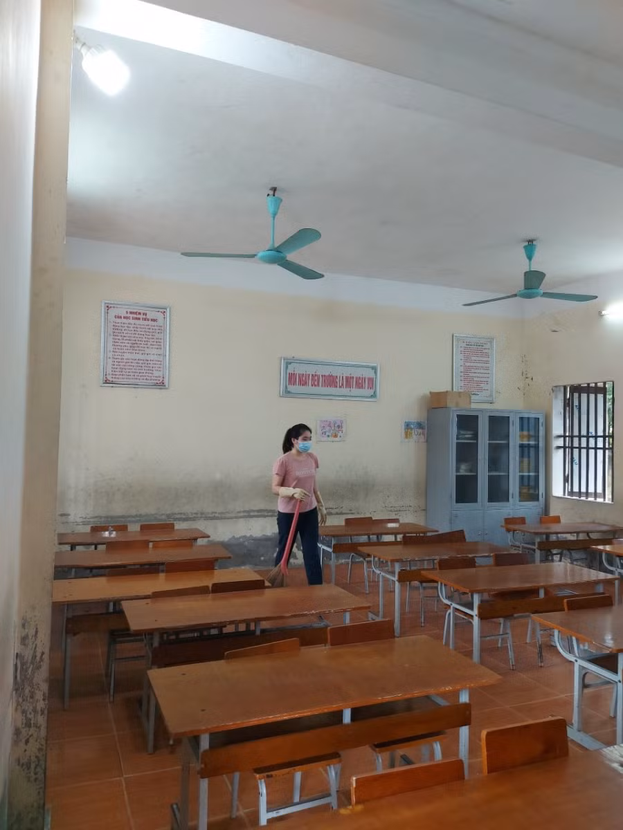 Bàn ghế cũng được cô giáo lau dọn, sắp xếp lại sau nhiều tháng học trò không đến trường.