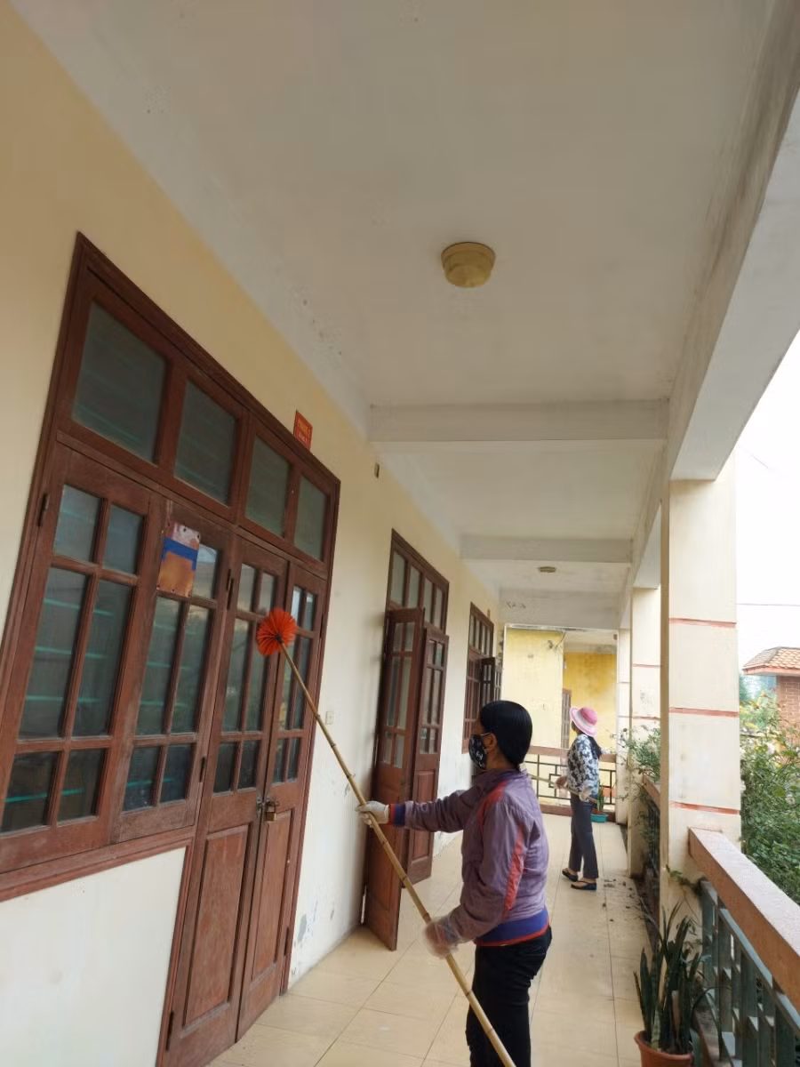 Giáo viên Trường Tiểu học Tiên Tân tới quét dọn lớp học.