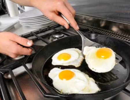  Khi chiên thức ăn, nên chiên từng ít một, tránh chiên cùng một lúc quá nhiều. 