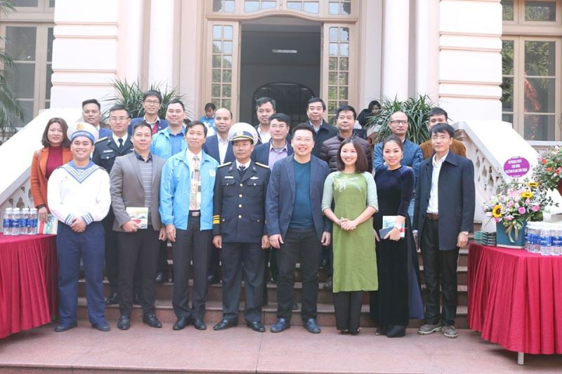 Các đại biểu chụp ảnh lưu niệm. Các đại biểu chụp ảnh lưu niệm.