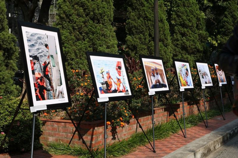 Những bức ảnh tại triển lãm ảnh Mắt trùng khơi, trưng bày trong khuôn viên Thư viện Quốc gia Việt Nam. Những bức ảnh tại triển lãm ảnh Mắt trùng khơi, trưng bày trong khuôn viên Thư viện Quốc gia Việt Nam.