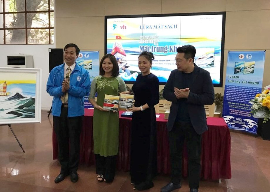 Bà Cao Thị Thanh Nga - đại diện nhãn hàng Evashoes (áo dài đen), đơn vị tài trợ in ấn tham gia Lễ mở sách "Mắt trùng khơi" cùng các tác giả và TS Nguyễn Anh Vũ, Giám đốc NXB Văn học (ngoài cùng bên trái) . Bà Cao Thị Thanh Nga - đại diện nhãn hàng Evashoes (áo dài đen), đơn vị tài trợ in ấn tham gia Lễ mở sách "Mắt trùng khơi" cùng các tác giả và TS Nguyễn Anh Vũ, Giám đốc NXB Văn học (ngoài cùng bên trái) .