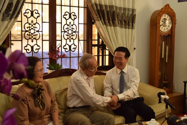 Đồng chí Võ Văn Thưởng chúc sức khỏe GS.TS Trần Hồng Quân và phu nhân nhân Ngày Nhà giáo Việt Nam 20/11