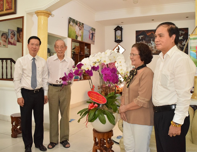 Đồng chí Võ Văn Thưởng chụp hình lưu niệm cùng GS.TS Trần Hồng Quân