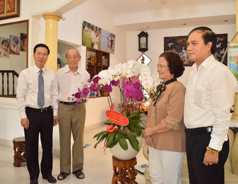 Đồng chí Võ Văn Thưởng chụp hình lưu niệm cùng GS.TS Trần Hồng Quân