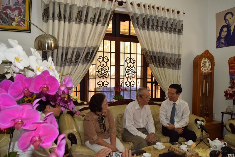 GS.TS Trần Hồng Quân và đồng chí Võ Văn Thưởng cùng nhau chia sẻ những điều trăn trở về giáo dục nước nhà