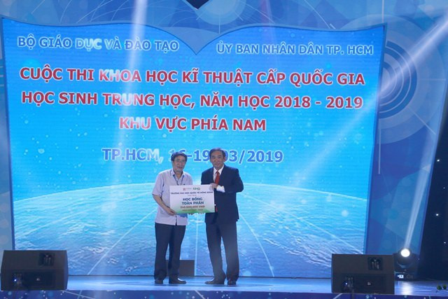 NGND. PGS.TS. Hồ Thanh Phong- Hiệu trưởng Trường Đại học Quốc tế Hồng Bàng (HIU) trao học bổng cho đại diện Ban tổ chức tại hội thi