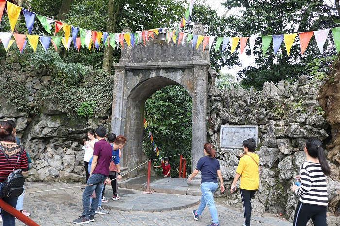 Cổng dẫn vào động Hương Tích chỉ thấp thoáng vài người.