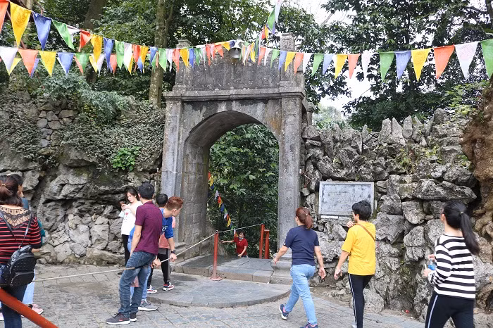 Cổng dẫn vào động Hương Tích chỉ thấp thoáng vài người.