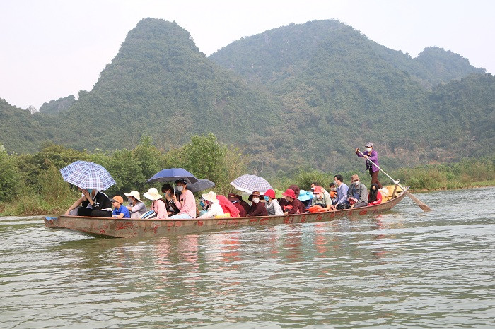 Chị Thảo, người chở đò đưa chúng tôi đi kể: “Khi những chiếc xuồng máy chạy qua thường tạo những đợt sóng mạnh trên mặt nước mỗi lần như thế người chèo đò tay thường rất mệt. Với những chuyến đò đông người gặp sóng lớn thì hay chòng chành dễ gây mất an toàn cho du khách”.
