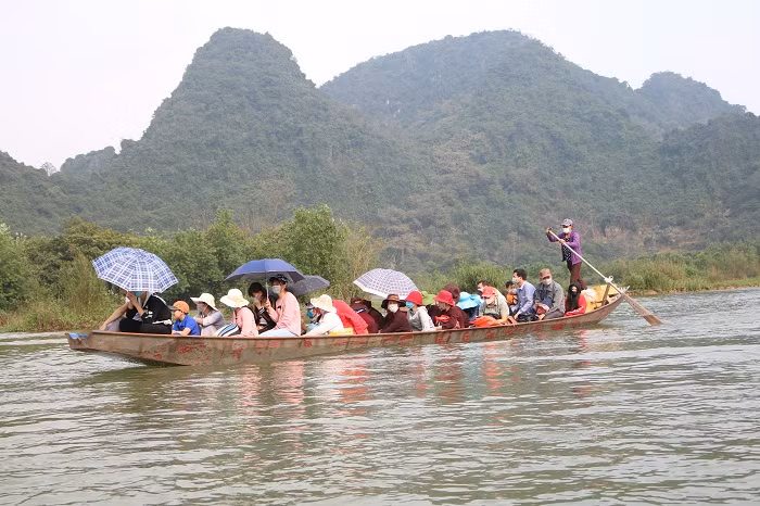Chị Thảo, người chở đò đưa chúng tôi đi kể: “Khi những chiếc xuồng máy chạy qua thường tạo những đợt sóng mạnh trên mặt nước mỗi lần như thế người chèo đò tay thường rất mệt. Với những chuyến đò đông người gặp sóng lớn thì hay chòng chành dễ gây mất an toàn cho du khách”.