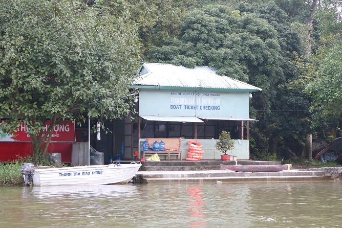 Tại trạm kiểm soát vé xuồng đò tuy có sự xuất hiện của chiếc xuồng máy gắn tên của lực lượng Thanh tra giao thông, thế nhưng không thấy bóng dáng những người quản lý.
