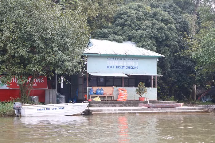 Tại trạm kiểm soát vé xuồng đò tuy có sự xuất hiện của chiếc xuồng máy gắn tên của lực lượng Thanh tra giao thông, thế nhưng không thấy bóng dáng những người quản lý.