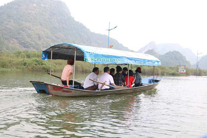 Việc sử dụng xuồng máy đã bị cấm nhưng nhiều lái đò vẫn ''lách luật'' sử dụng ắc quy có lắp chân vịt để không tạo ra sóng nước.