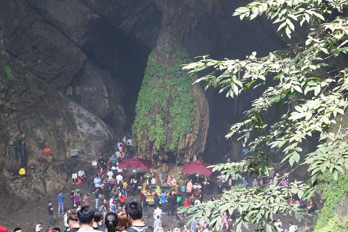 Bên trong động Hương Tích mọi hoạt động tham quan và lễ bái diễn ra hết sức trật tự. Du khách có thể thoải mái chiêm bái cảnh động mà không phải chen chúc như mọi năm.