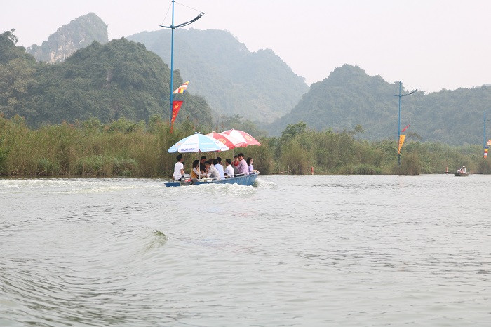 Với chủ đề “Lễ hội Kỷ cương - Văn minh thanh lịch”, trước ngày khai hội Ban tổ chức lễ hội khẳng định sẽ kiểm tra, xử lý nghiêm những vi phạm, phòng ngừa các tệ nạn xã hội: Bói toán, bán thẻ, mê tín dị đoan, sách báo ngoài luồng, thuốc nam giả không rõ nguồn gốc, đồ chơi trẻ em nguy hiểm, phản cảm. Nghiêm cấm xuồng, đò dịch vụ sử dụng động cơ hoạt động trên suối Yến, trừ một số lực lượng làm nhiệm vụ, công an, ban tổ chức, nhà chùa, cấp cứu, điện. Thế nhưng theo ghi nhận của PV, sáng 17/2 vẫn có nhiều chiếc xuồng, đò có lắp động cơ ngang nhiên vận chuyển hành khách trên dòng suối Yến bất chấp lệnh cấm của các cơ quan chức năng.