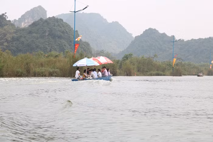 Với chủ đề “Lễ hội Kỷ cương - Văn minh thanh lịch”, trước ngày khai hội Ban tổ chức lễ hội khẳng định sẽ kiểm tra, xử lý nghiêm những vi phạm, phòng ngừa các tệ nạn xã hội: Bói toán, bán thẻ, mê tín dị đoan, sách báo ngoài luồng, thuốc nam giả không rõ nguồn gốc, đồ chơi trẻ em nguy hiểm, phản cảm. Nghiêm cấm xuồng, đò dịch vụ sử dụng động cơ hoạt động trên suối Yến, trừ một số lực lượng làm nhiệm vụ, công an, ban tổ chức, nhà chùa, cấp cứu, điện. Thế nhưng theo ghi nhận của PV, sáng 17/2 vẫn có nhiều chiếc xuồng, đò có lắp động cơ ngang nhiên vận chuyển hành khách trên dòng suối Yến bất chấp lệnh cấm của các cơ quan chức năng.