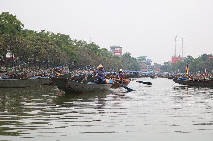 Phải rất lâu mới có một chuyến đò đưa khách ngược dòng suối Yến... Phần lớn đây đều là những khách quen của nhà đò từ nhiều năm trước. Số lượng khách mới, khách vãng lai năm nay gần như không có.
