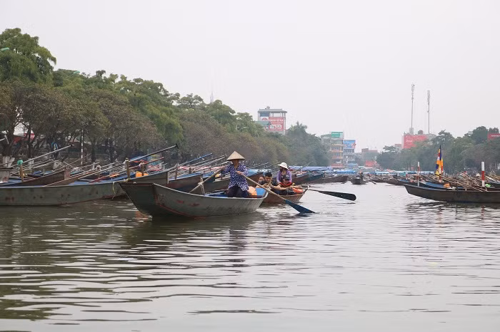 Phải rất lâu mới có một chuyến đò đưa khách ngược dòng suối Yến... Phần lớn đây đều là những khách quen của nhà đò từ nhiều năm trước. Số lượng khách mới, khách vãng lai năm nay gần như không có.