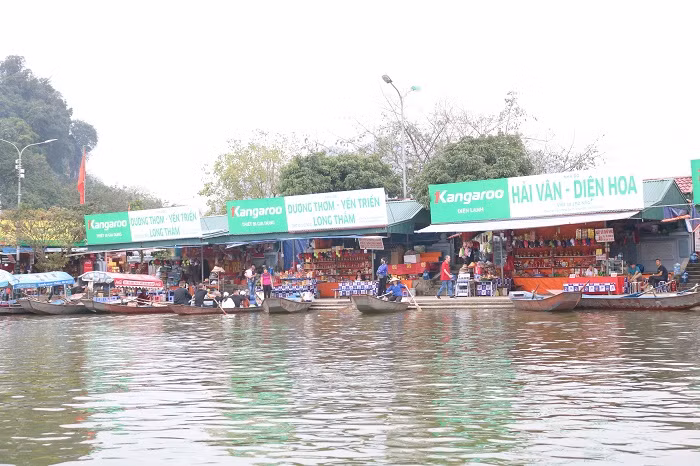 Tại bến đỗ trước cửa đền Trình chỉ thấy lác đác vài con đò nằm đợi khách. Nhiều gian hàng bày bán các món đồ lưu niệm, đồ cúng lễ cũng trong tình trạng "ế hàng".