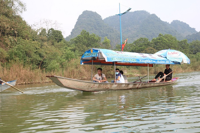 Anh Tiến hiện đang sinh sống tại Q. Hà Đông (Tp Hà Nội) cho rằng: "Số tiền những chủ đò xin thêm có thể không nhiều, nhưng như thế rất phản cảm, cá nhân mình hoàn toàn không đồng ý".