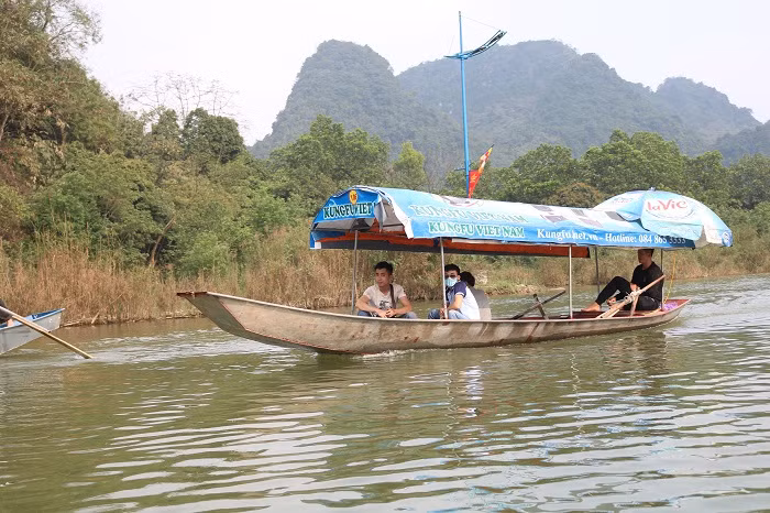 Anh Tiến hiện đang sinh sống tại Q. Hà Đông (Tp Hà Nội) cho rằng: "Số tiền những chủ đò xin thêm có thể không nhiều, nhưng như thế rất phản cảm, cá nhân mình hoàn toàn không đồng ý".