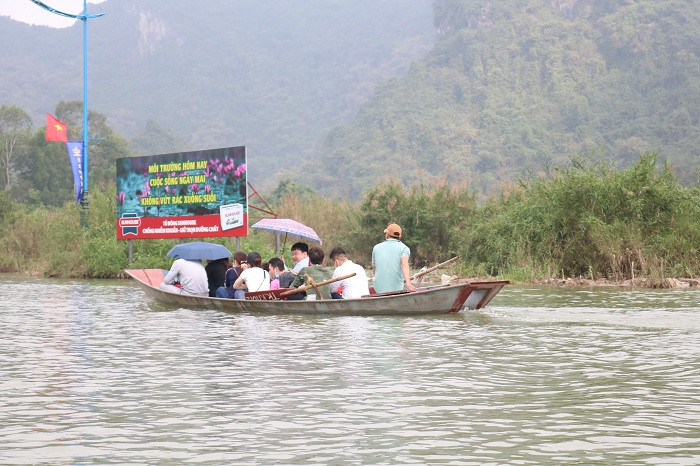 Nhưng khi đã đi khuất tầm nhìn của trạm kiểm soát, các chủ đò lại ung dung bật máy tiếp tục hành trình.