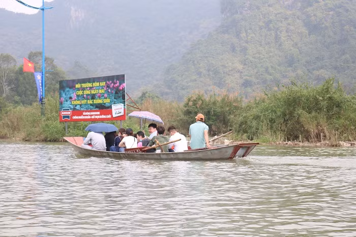 Nhưng khi đã đi khuất tầm nhìn của trạm kiểm soát, các chủ đò lại ung dung bật máy tiếp tục hành trình.