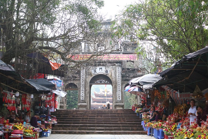 Cổng tam quan chùa Thiên Trù hoàn toàn tĩnh mịch, đây là điều mà du khách chỉ có thể gặp vào những tháng đã kết thúc lễ hội. Nhiều người bán hàng than phiền: "Chưa năm nào mà công việc buôn bán bị đình trệ ngay từ những ngày đầu năm mới như thế này".