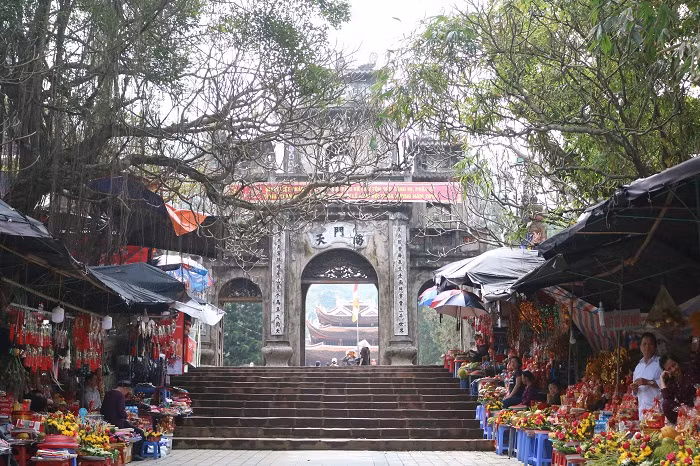 Cổng tam quan chùa Thiên Trù hoàn toàn tĩnh mịch, đây là điều mà du khách chỉ có thể gặp vào những tháng đã kết thúc lễ hội. Nhiều người bán hàng than phiền: "Chưa năm nào mà công việc buôn bán bị đình trệ ngay từ những ngày đầu năm mới như thế này".