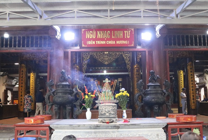 Đền Trình vẫn nghi ngút khói hương trong những ngày này, nhưng không còn cảnh chen chúc cúng bái như mọi năm. Đây cũng là một trong những điều "khác lạ" so với thời điểm diễn ra lễ hội ở những năm trước đó.