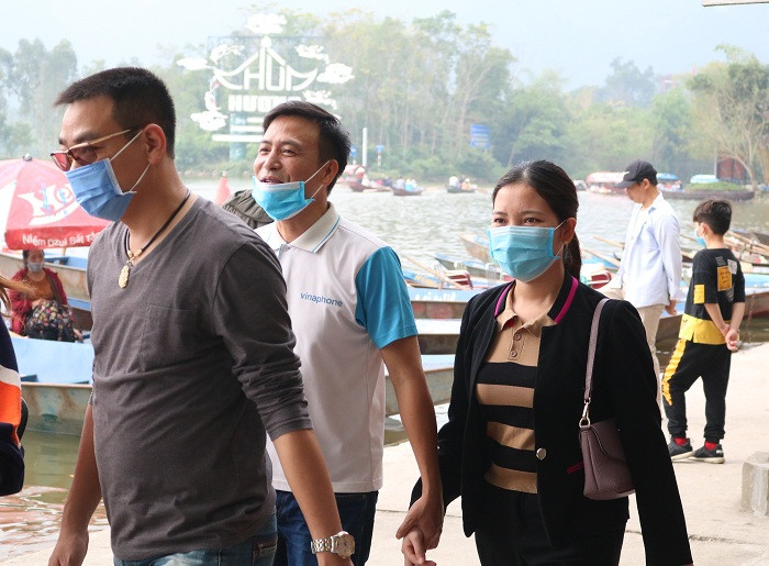 Do tâm ly lo ngại sự bùng phát và lây lan của virus Covid -19 nên nhiều người đã tạm gác lại lịch du xuân hay tham gia các lễ hội. Với những người vẫn quyết định đi vãn cảnh chùa Hương thì đều tự trang bị khẩu trang cho mình để đảm bảo an toàn.