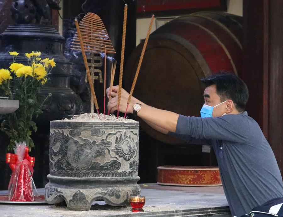 Anh Cường hiện đang sinh sống tại quận Hoàng Mai Tp. Hà Nội cho biết: "Năm nào cả gia đình mình cũng đi lễ chùa Hương, thế nhưng năm nay chỉ có một mình tự lái xe về. Đang thời điểm bùng phát dịch bệnh nên cũng không muốn các con đến những nơi đông người. Mùa lễ hội năm nay thực sự quá vắng đây là cảnh tượng mà chính bản thân mình đi lễ chùa nhiều năm cũng chưa từng gặp bao giờ."