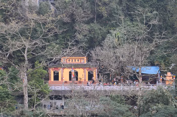 Nhìn từ cáp treo, chùa Giải Oan vắng bóng người qua lại.