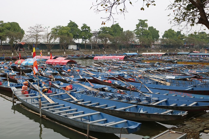 8h sáng ngày 17/2 tại bến Đục Khê có đến hàng trăm con đò vẫn nằm im lìm đợi khách. Nhiều chủ đò tại đây cho biết dù đang là thời kỳ chính hội thế nhưng năm nay khách vắng hẳn.Có những ngày còn không có cả người gọi đò. Nếu có thì số lượng khách/chuyến cũng rất ít.