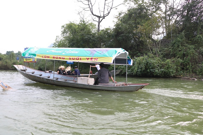 Ở lễ hội năm nay vẫn tái diễn tình trạng không ít chủ đò chèo kéo, xin thêm tiền đò của khách. Mỗi người đi đò thường bị chủ đò XIN thêm từ 50 - 100 ngàn đồng. Việc xin thêm như thế thường gây ảnh hưởng tới tâm lý du xuân của khách du lịch.