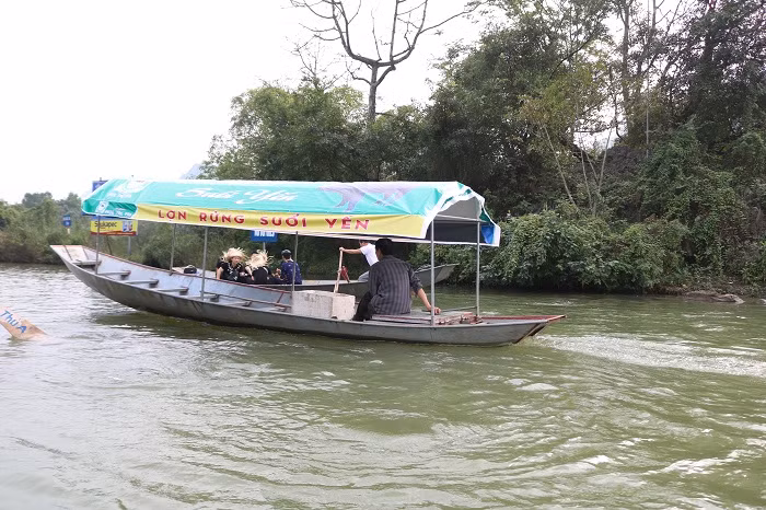 Ở lễ hội năm nay vẫn tái diễn tình trạng không ít chủ đò chèo kéo, xin thêm tiền đò của khách. Mỗi người đi đò thường bị chủ đò XIN thêm từ 50 - 100 ngàn đồng. Việc xin thêm như thế thường gây ảnh hưởng tới tâm lý du xuân của khách du lịch.