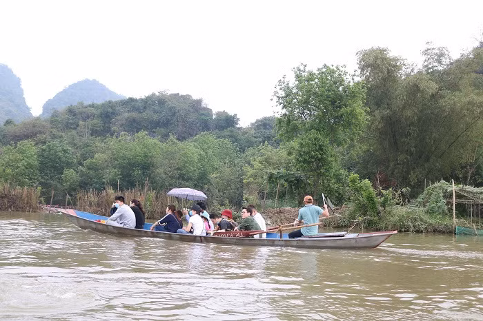 Theo quan sát của PV, mỗi khi đi ngang qua trạm kiểm soát này chủ đò thường tắt máy, cất động cơ và chèo tay.