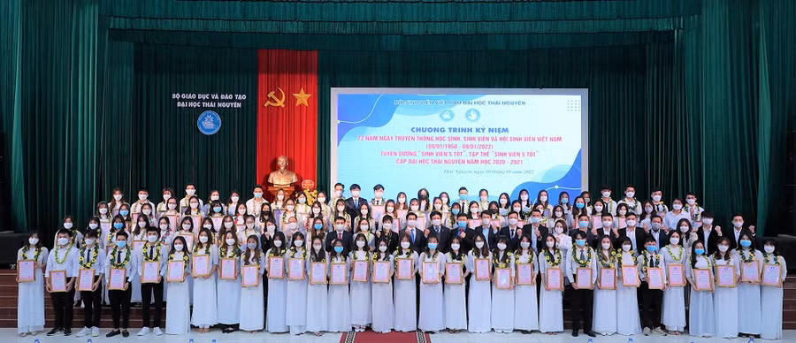 Đại học Thái Nguyên tuyên dương tập thể, cá nhân đạt danh hiệu “Sinh viên 5 tốt” ảnh 5