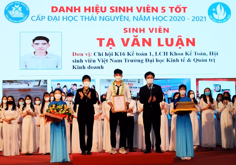 Đại học Thái Nguyên tuyên dương tập thể, cá nhân đạt danh hiệu “Sinh viên 5 tốt” ảnh 6