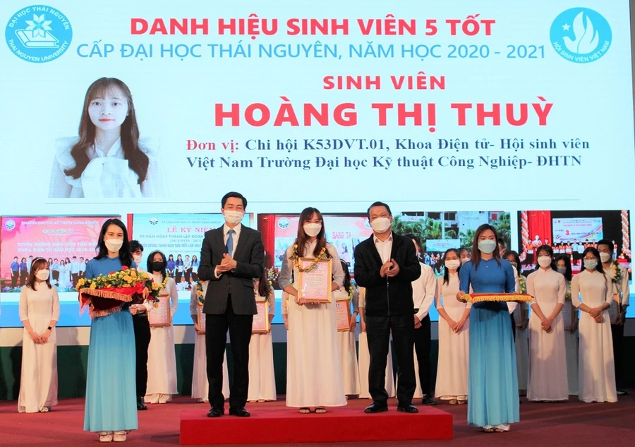 GS.TS Phạm Hồng Quang, Bí thư Đảng ủy, Giám đốc Đại học Thái Nguyên và Phó Bí thư tỉnh Đoàn, Chủ tịch Hội sinh viên Việt Nam tỉnh Thái Nguyên Đoàn Quang Duy trao danh hiệu "Sinh viên 5 tốt" cho sinh viên Đại học Thái Nguyên 