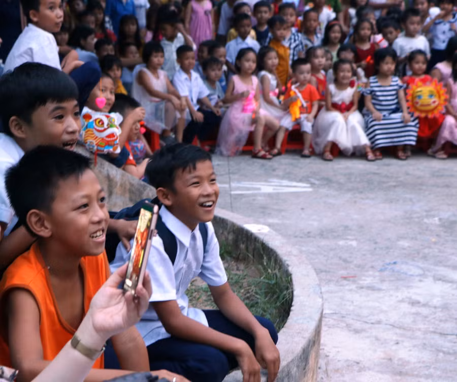 Niềm vui của các em học sinh trong Đêm hội trăng rằm diễn ra trước đó tại một số trường học. (Ảnh: Duy Quan).