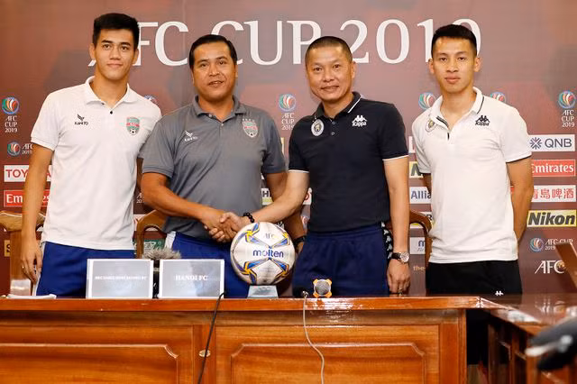 HLV và cầu thủ hai đội bắt tay sau cuộc họp báo