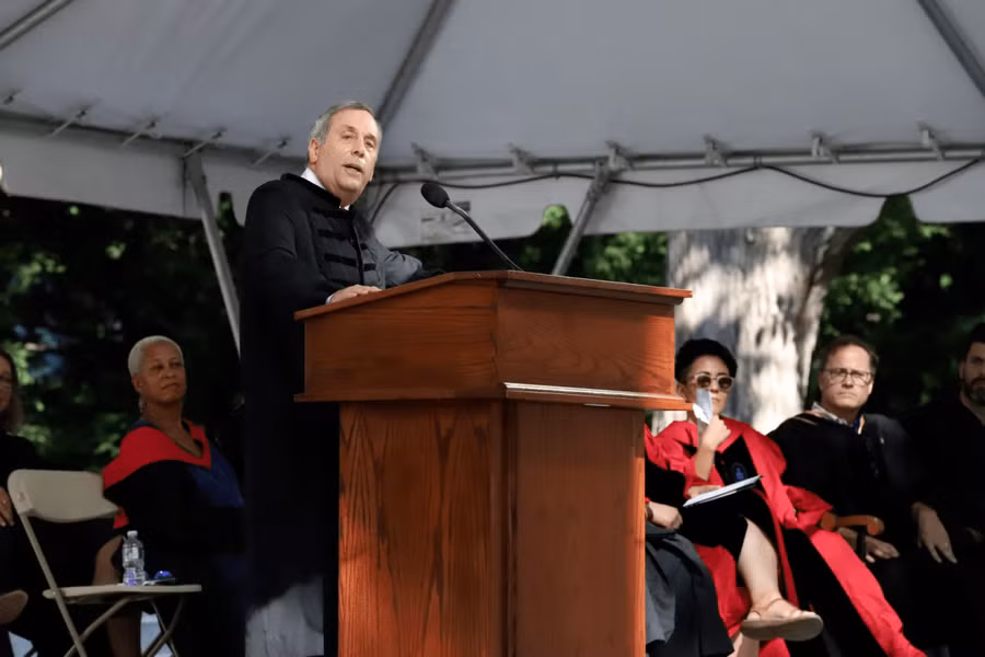 Ông Lawrence Bacow trong bài phát biểu truyền cảm hứng cho cha mẹ và học sinh 