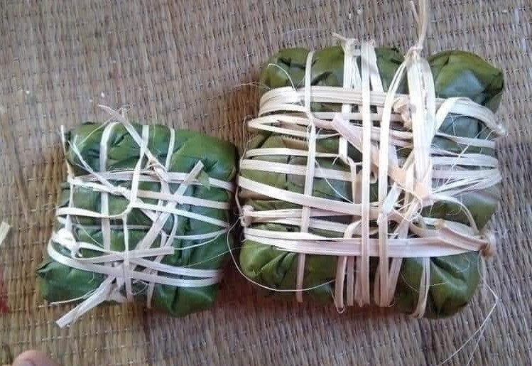 Sợ bánh không chặt nên phải buộc thật nhiều dây cho chắc!