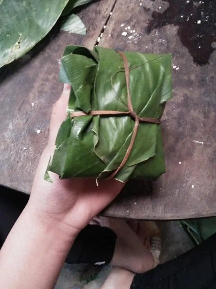 Đây là đùm không phải gói bánh chưng bạn nhé.