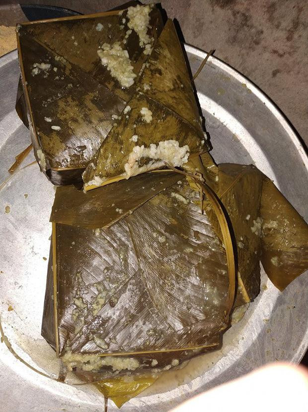 Luộc xong bánh đi đường bánh, lạt đi đường lạt.