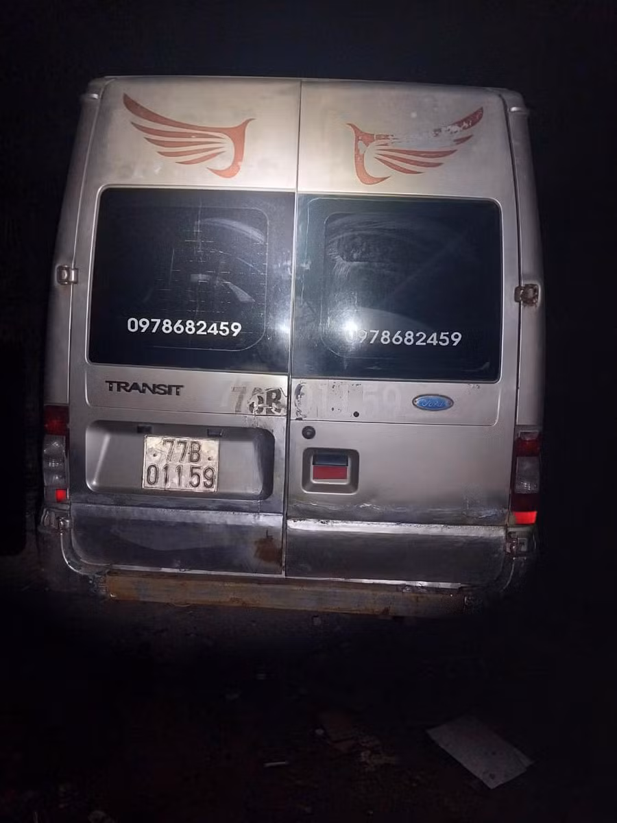 Lực lượng chức năng phát hiện xe ô tô mang BKS 77B-011.59 chở 12 phách gỗ dổi không rõ nguồn gốc vào rạng sáng 3/5. Ảnh CQCA. Lực lượng chức năng phát hiện xe ô tô mang BKS 77B-011.59 chở 12 phách gỗ dổi không rõ nguồn gốc vào rạng sáng 3/5. Ảnh CQCA.